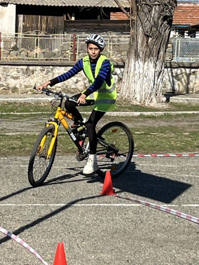 Учениците от  ОУ  ,,Христо Ботев”  с. Съдиево взеха участие в Национално състезание по безопасност на движението по пътищата-  вътрешноучилищен кръг. - Изображение 5