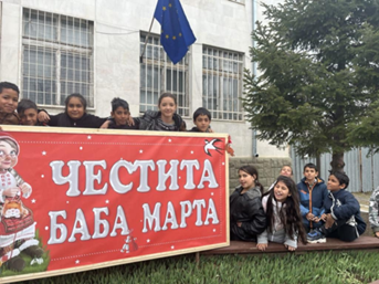 Посрещане на Баба Марта и украса  на дървото пред кметството с ръчно изработени мартеници - Изображение 1